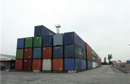 Hàng nghìn container “ăn vạ” tại cảng